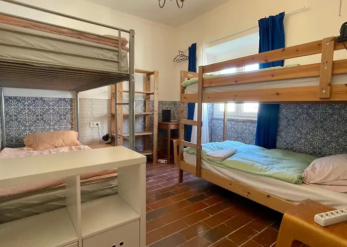 Native Surfhouse Hostel *